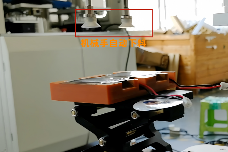 燈罩貼膜機(jī)2-機(jī)械手下料_副本.png